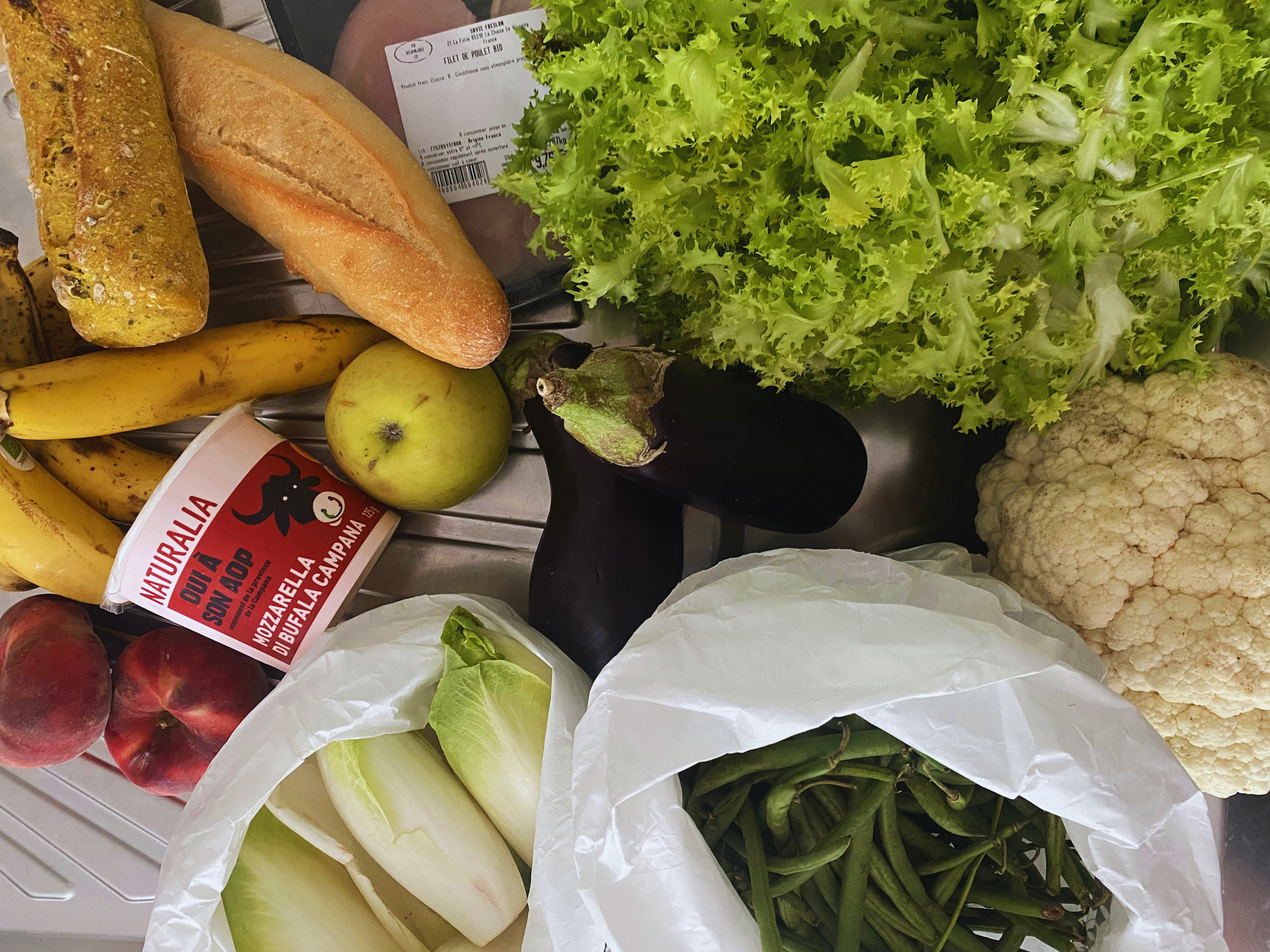 Ensemble de légumes et produits d'un panier anti-gaspi