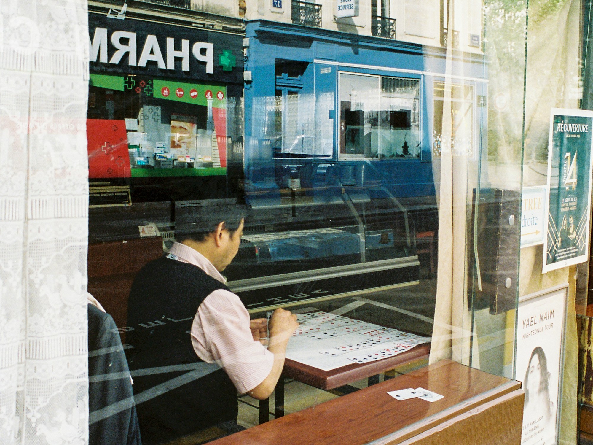 Homme installé seul à une table de restaurant